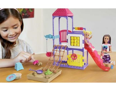 Barbie chůva na hřišti herní set