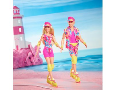 Barbie Ken v ikonickém filmovém outfitu na kolečkových bruslích