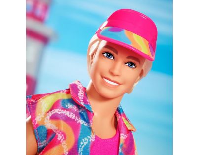 Barbie Ken v ikonickém filmovém outfitu na kolečkových bruslích