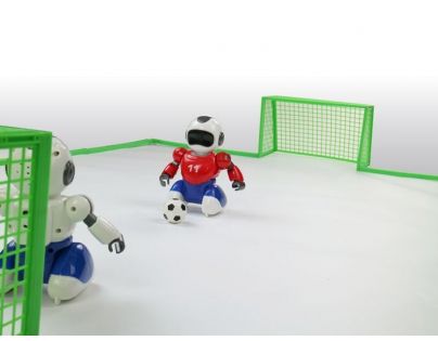 Dva Roboti s míčkem na dálkové ovládání a dvěma brankami
