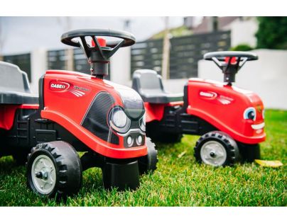 Falk Odstrkovadlo traktor Baby Case IH červený s vlečkou, lopatkou a hrabičkami