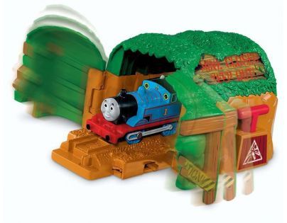 FISHER PRICE V8336 Mašinka Tomáš TrackMaster Cílové místo s akcí - Tomáš a podminovaný tunel