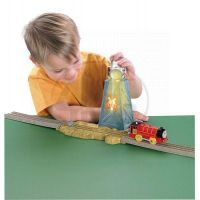 FISHER PRICE V8336 Mašinka Tomáš TrackMaster Cílové místo s akcí - Viktor a reflektor 2