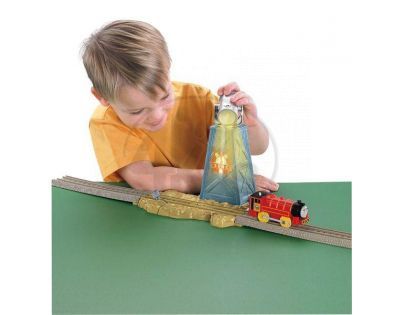 FISHER PRICE V8336 Mašinka Tomáš TrackMaster Cílové místo s akcí - Viktor a reflektor