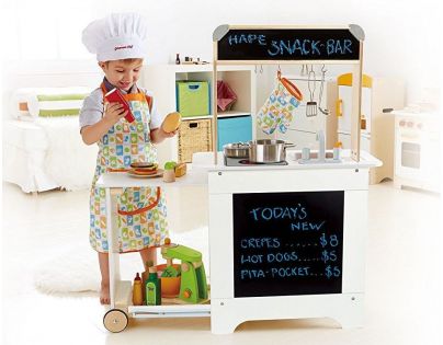 Hape Kuchyňka dřevěná s výsuvným stolkem