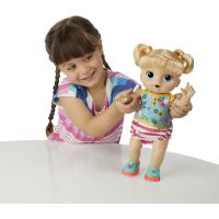 Hasbro Baby Alive Chodící panenka s blond vlasy 2