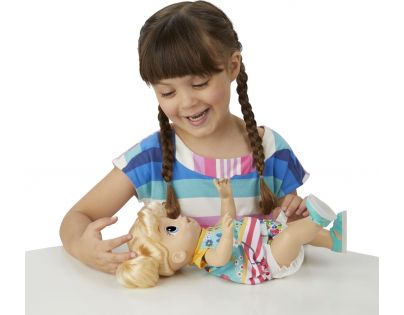 Hasbro Baby Alive Chodící panenka s blond vlasy