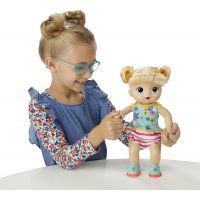 Hasbro Baby Alive Chodící panenka s blond vlasy 5