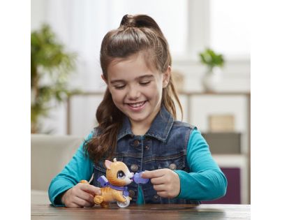 Hasbro FurReal Friends Peealots malá kočka