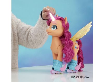 Hasbro My Little Pony Figurka Sunny zpívá a bruslí