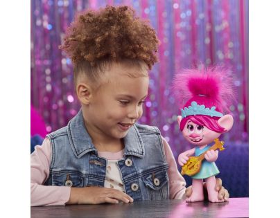 Hasbro Trolls zpívající figurka Poppy s rockovým příslušenstvím