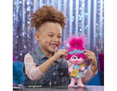 Hasbro Trolls zpívající figurka Poppy s rockovým příslušenstvím
