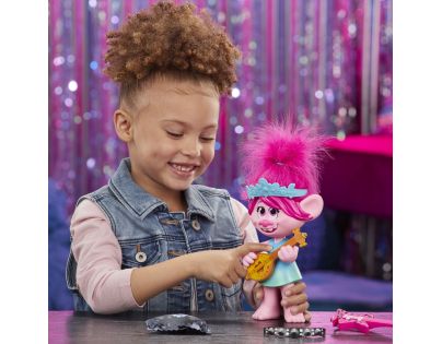 Hasbro Trolls zpívající figurka Poppy s rockovým příslušenstvím