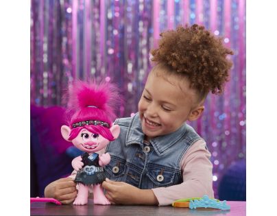 Hasbro Trolls zpívající figurka Poppy s rockovým příslušenstvím