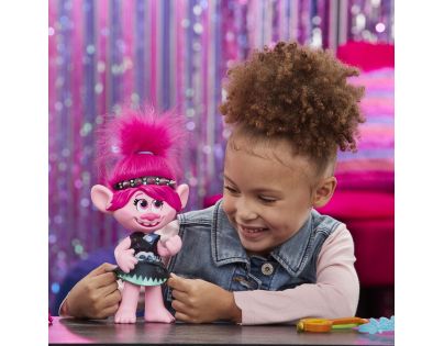 Hasbro Trolls zpívající figurka Poppy s rockovým příslušenstvím