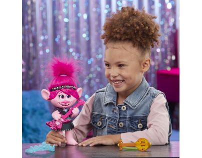 Hasbro Trolls zpívající figurka Poppy s rockovým příslušenstvím