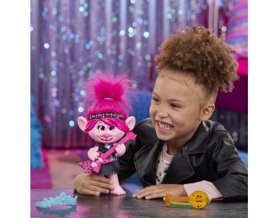 Hasbro Trolls zpívající figurka Poppy s rockovým příslušenstvím