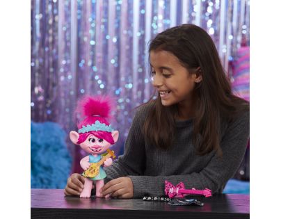 Hasbro Trolls zpívající figurka Poppy s rockovým příslušenstvím