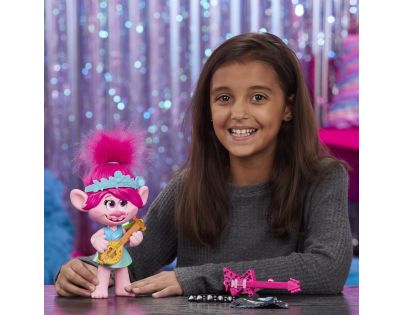 Hasbro Trolls zpívající figurka Poppy s rockovým příslušenstvím