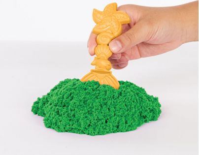 Kinetic Sand krabice tekutého písku s podložkou zelená