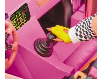 L.O.L. Luxusní auto s bazénem a tanečním parketem