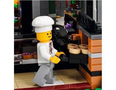 LEGO® Creator Expert 10255 Shromáždění na náměstí