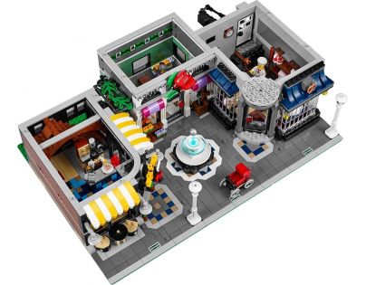 LEGO® Creator Expert 10255 Shromáždění na náměstí