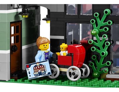 LEGO® Creator Expert 10255 Shromáždění na náměstí