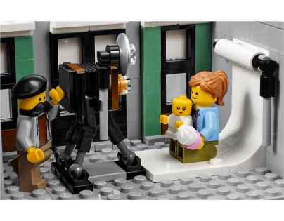 LEGO® Creator Expert 10255 Shromáždění na náměstí