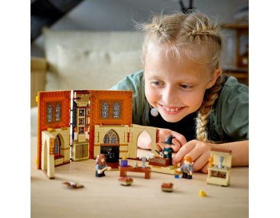 LEGO® Harry Potter™ 76382 Kouzelné momenty z Bradavic: Hodina přeměňování