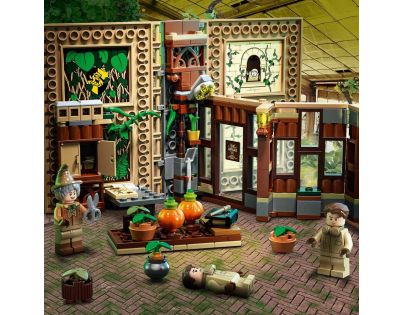 LEGO® Harry Potter™ 76384 Kouzelné momenty z Bradavic: Hodina bylinkářství
