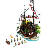 LEGO Ideas 21322 Pirates of Barracuda Bay 2