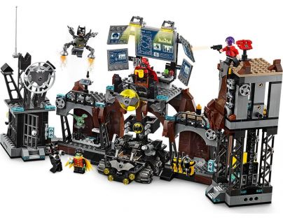 LEGO Super Heroes 76122 Clayface™ útočí na Batmanovu jeskyni