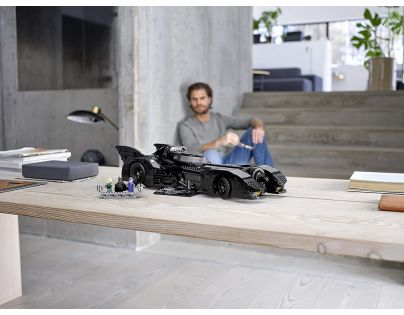 LEGO® Super Heroes 76139 Batmobile™ 1989: pronásledování Jokera
