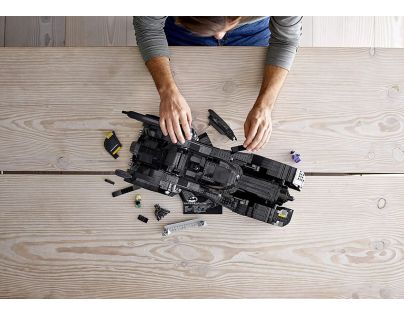 LEGO® Super Heroes 76139 Batmobile™ 1989: pronásledování Jokera