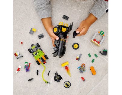 LEGO® Super Heroes 76180 Batman™ vs. Joker™ Honička v Batmobilu