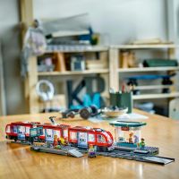 LEGO® City 60423 Tramvaj a zastávka v centru města 4