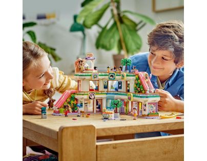 LEGO® Friends 42604 Obchodní centrum v městečku Heartlake