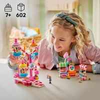 LEGO® Friends 42700 Kolotoč se sladkostmi a cupcaky 3