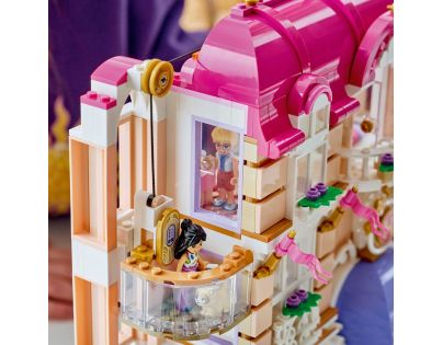 LEGO® Friends 42704 Grand Hotel v městečku Heartlake