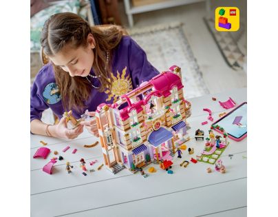 LEGO® Friends 42704 Grand Hotel v městečku Heartlake