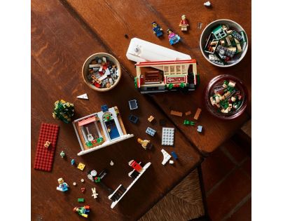 LEGO® Icons 10308 Vánoce na hlavní ulici