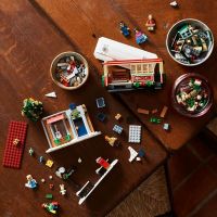 LEGO® Icons 10308 Vánoce na hlavní ulici 4