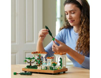 LEGO® Icons 10359 Zahrada s fontánou - Poškozený obal
