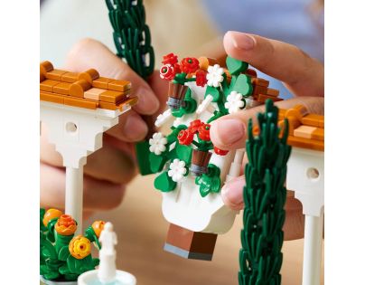 LEGO® Icons 10359 Zahrada s fontánou - Poškozený obal