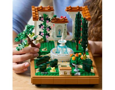 LEGO® Icons 10359 Zahrada s fontánou - Poškozený obal