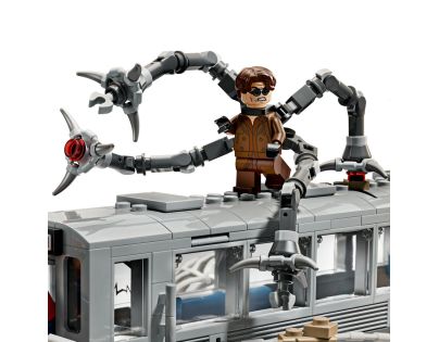 LEGO® Marvel 76321 Spider-Man vs. Doc Ock: Scéna v metru