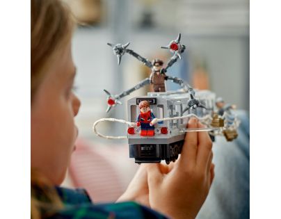 LEGO® Marvel 76321 Spider-Man vs. Doc Ock: Scéna v metru