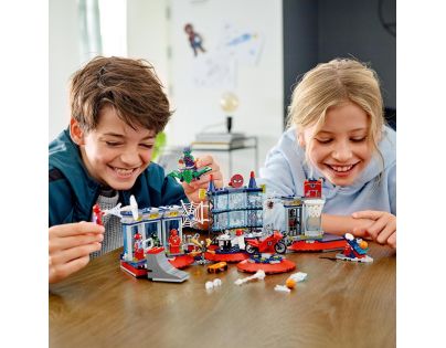 LEGO® Super Heroes Útok na pavoučí doupě
