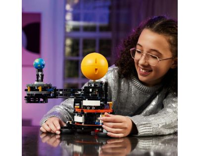 LEGO® Technic 42179 Planeta Země a Měsíc na oběžné dráze - Poškozený obal